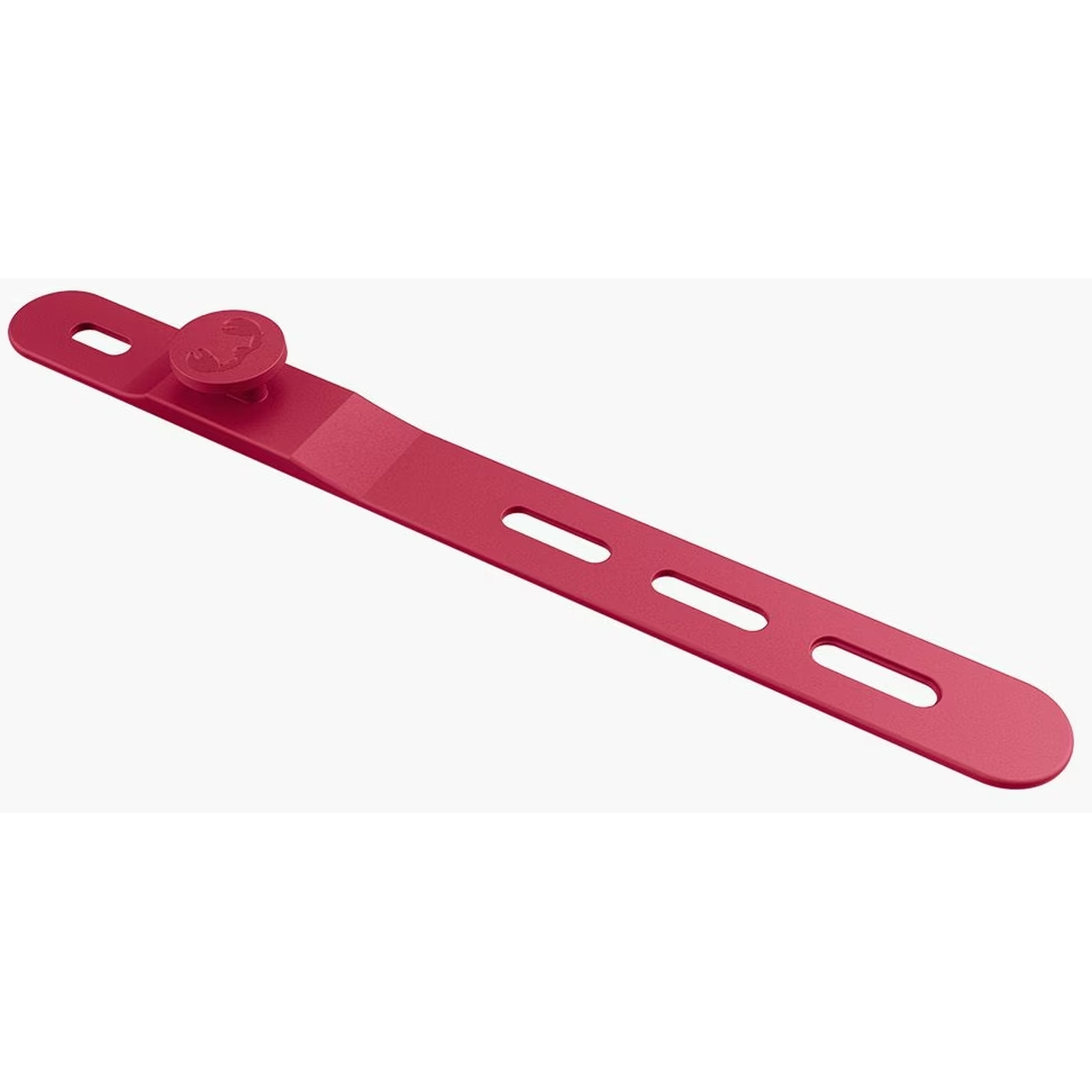 Een rode plastic band met een knop en drie gaten, op een witte achtergrond.