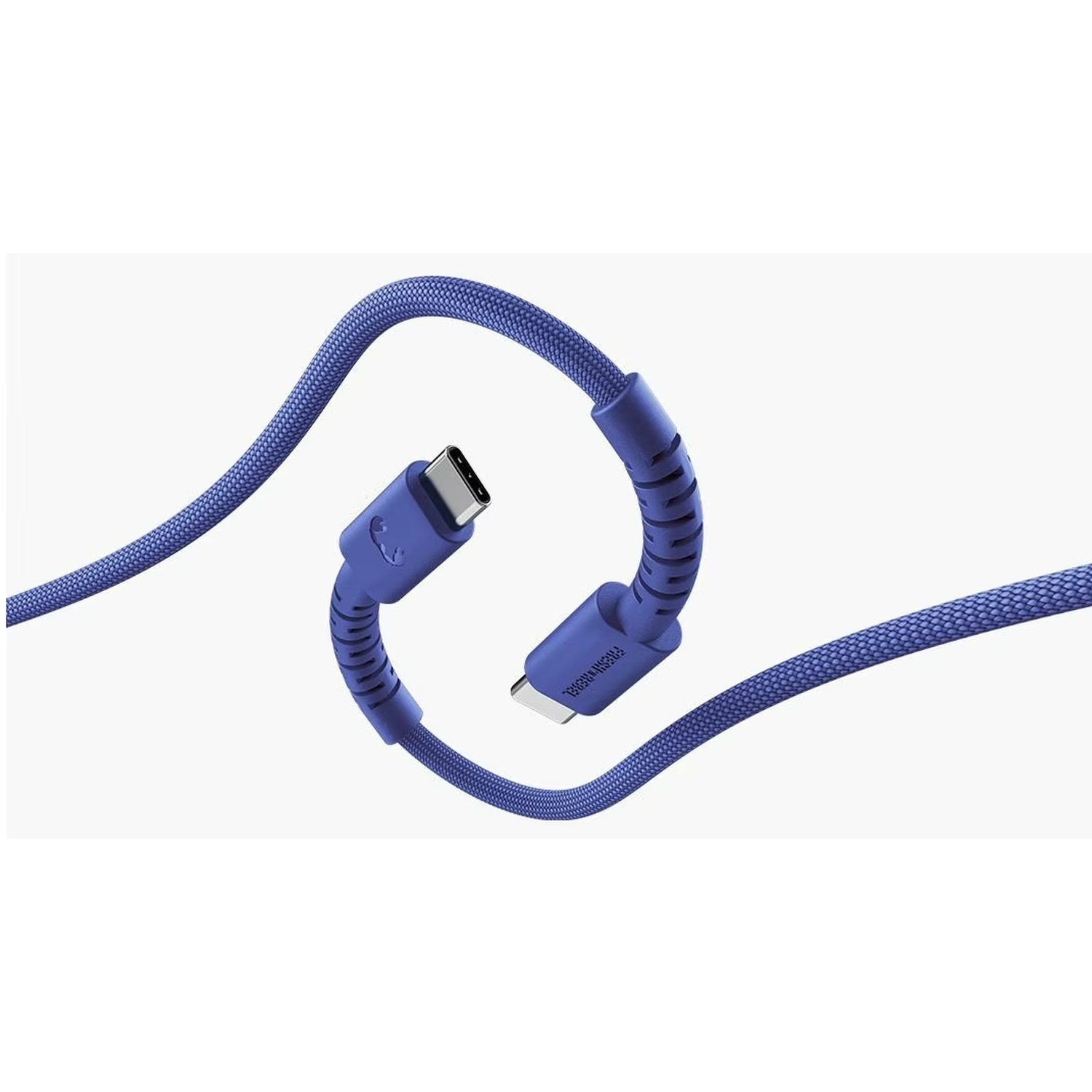 Een blauwe USB-C-kabel tegen een witte achtergrond. De kabel is gevlochten en heeft twee connectoren.