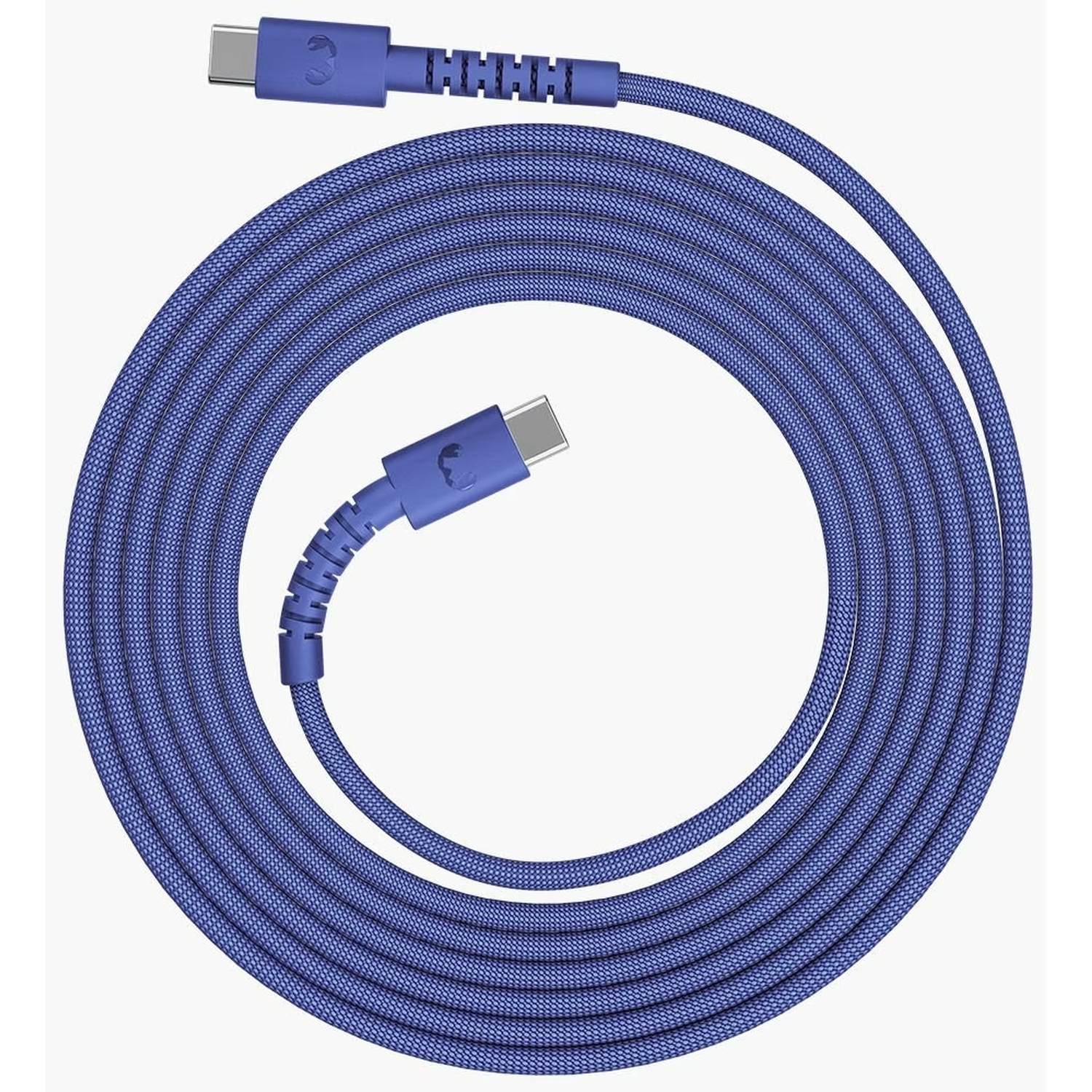 Een opgerolde blauwe USB-C kabel op een witte achtergrond. De kabel heeft twee USB-C connectoren, met een stofachtige textuur.