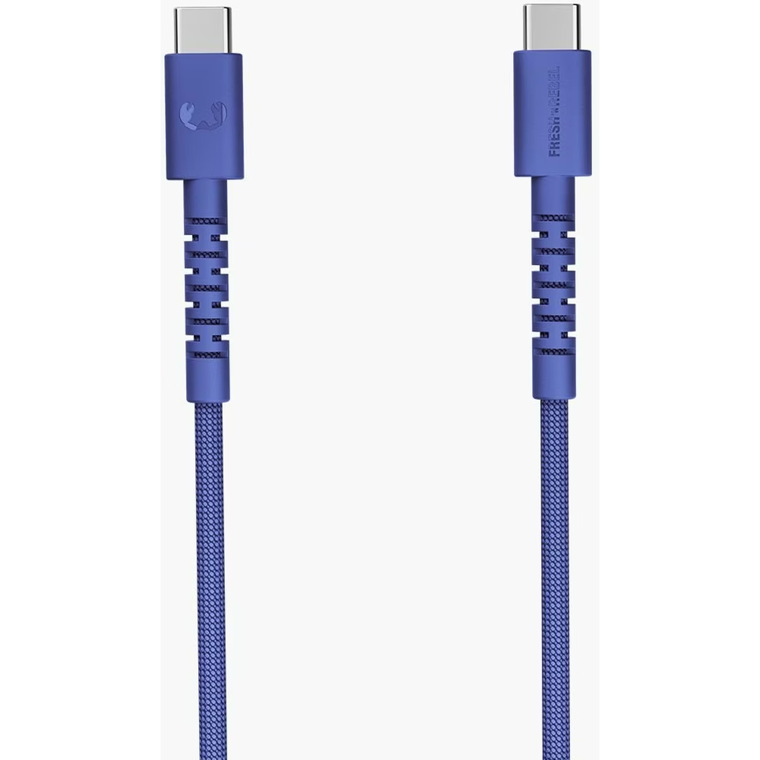 Twee blauwe USB-C-kabels op witte achtergrond. Elke kabel heeft een metalen connector. Eén kabel heeft een logo, de andere tekst.