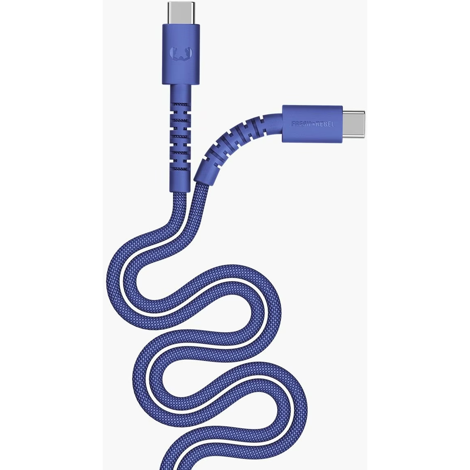 Een blauwe USB-C-kabel in een gebogen vorm. De kabel heeft een textuur. Het Fresh 'n Rebel-logo staat op één uiteinde. Witte achtergrond.