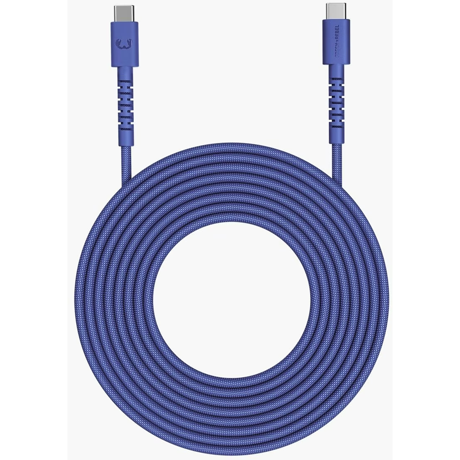 Blauwe USB-C-kabel opgerold tot een cirkel. Connectoren aan beide uiteinden. Witte achtergrond.