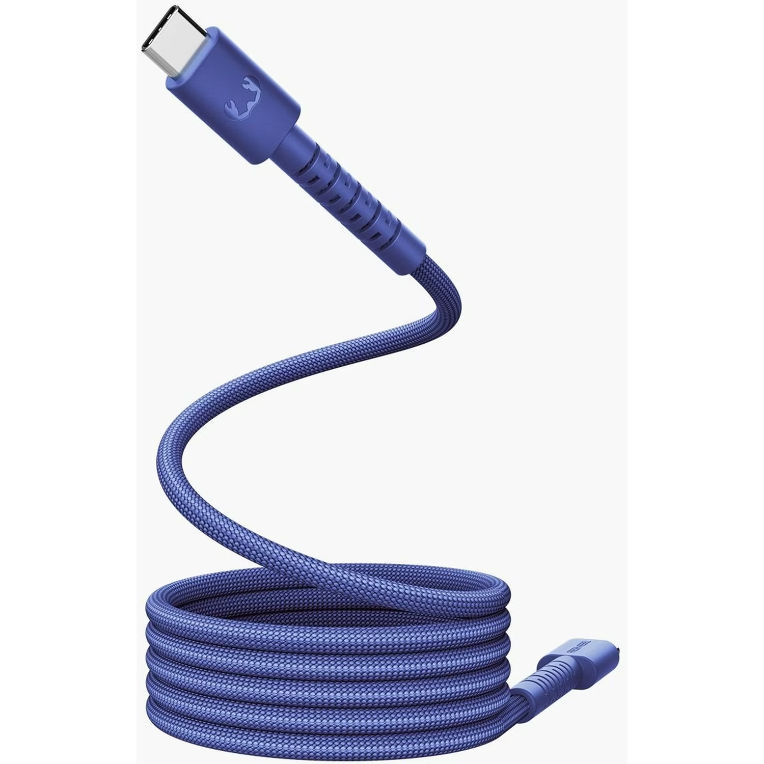 Een blauwe USB-C oplaadkabel op een witte achtergrond. De kabel is onderaan opgerold en strekt zich omhoog uit.