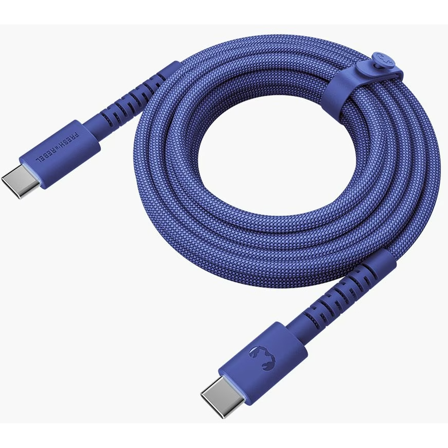 Blauwe USB-C-kabel opgerold, met Fresh 'n Rebel-logo. De kabel wordt bij elkaar gehouden door een blauwe band.