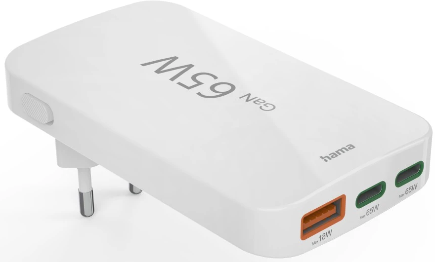 Weißes Hama GaN 65W Ladegerät. Es hat zwei USB-C- und einen USB-A-Anschluss. Das Ladegerät hat einen Stecker für europäische Steckdosen.
