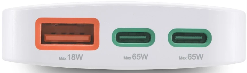 Weißes Ladegerät mit einem orangefarbenen USB-Anschluss und zwei grünen USB-C-Anschlüssen. Text zeigt die Leistung an.