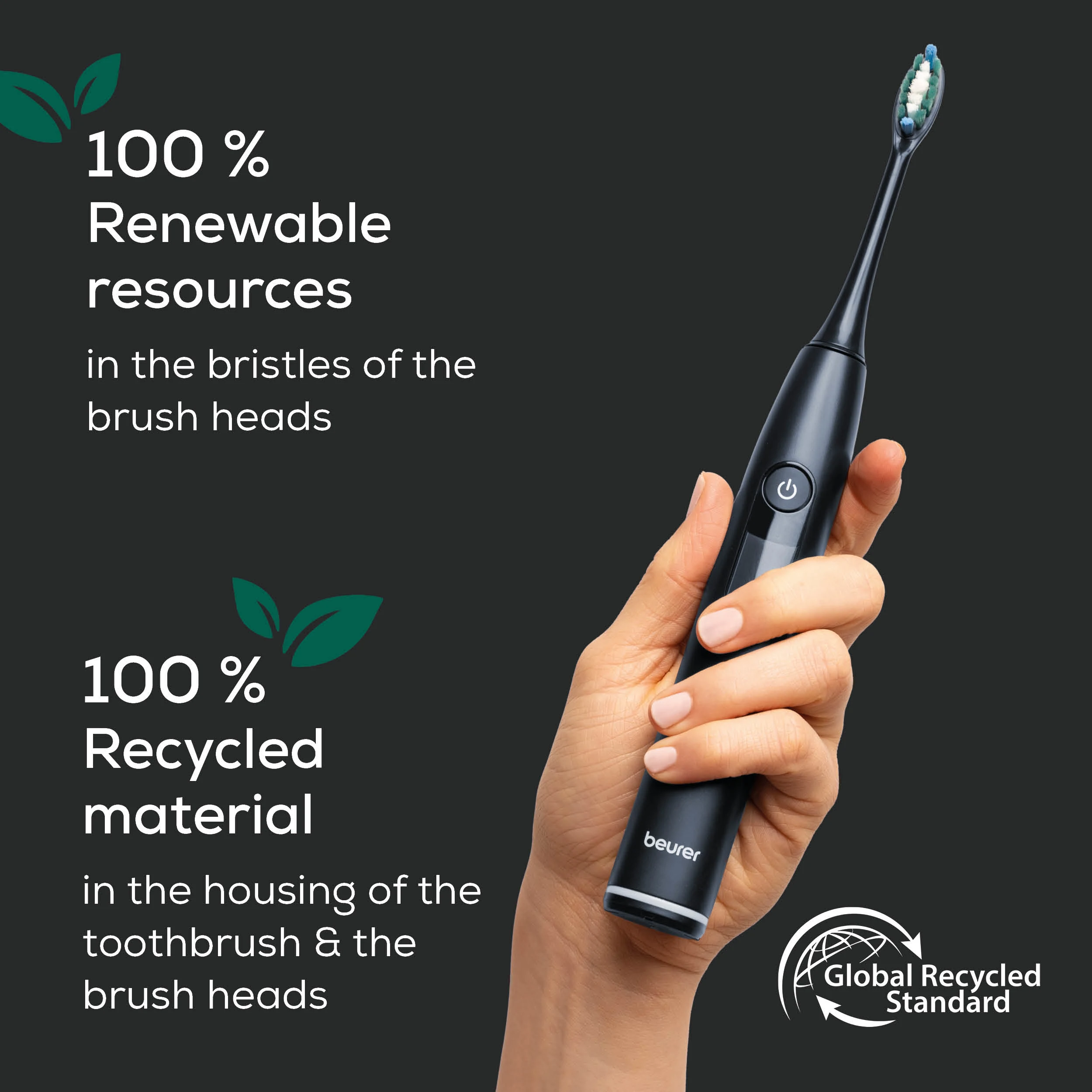 Eine Hand hält eine schwarze elektrische Zahnbürste. Text zeigt 100% erneuerbare Ressourcen und 100% recyceltes Material.