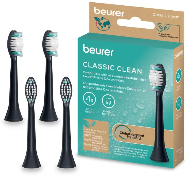 Quatre têtes de brosse à dents noires avec des poils blancs et verts à gauche. Une boîte de la même marque à droite.