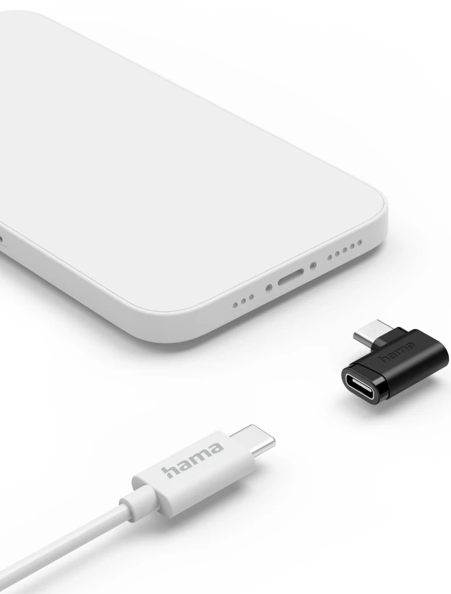 Uno smartphone bianco, un cavo bianco e un adattatore nero sono su una superficie bianca. Tutti gli articoli hanno il logo 'hama'.