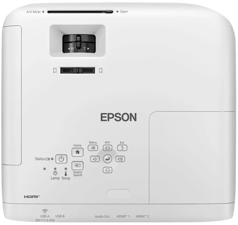 Egy fehér Epson projektor gombokkal, portokkal és lencsevezérlőkkel. HDMI, USB és audio portokat tartalmaz. A tetején lencsevezérlők vannak.