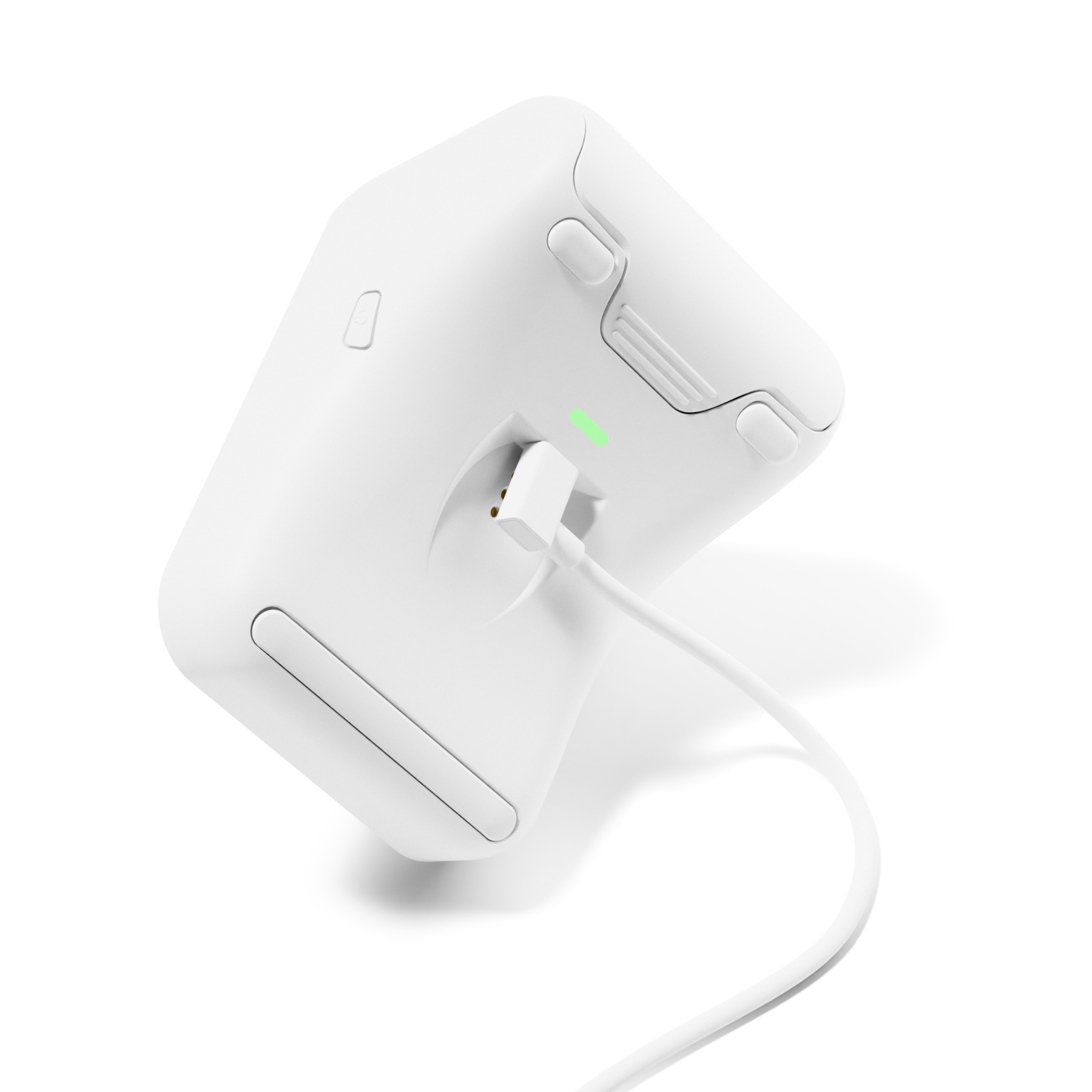 Weiße ergonomische Maus mit eingestecktem Ladekabel. Es hat Tasten und eine grüne Kontrollleuchte. Der Hintergrund ist weiß.