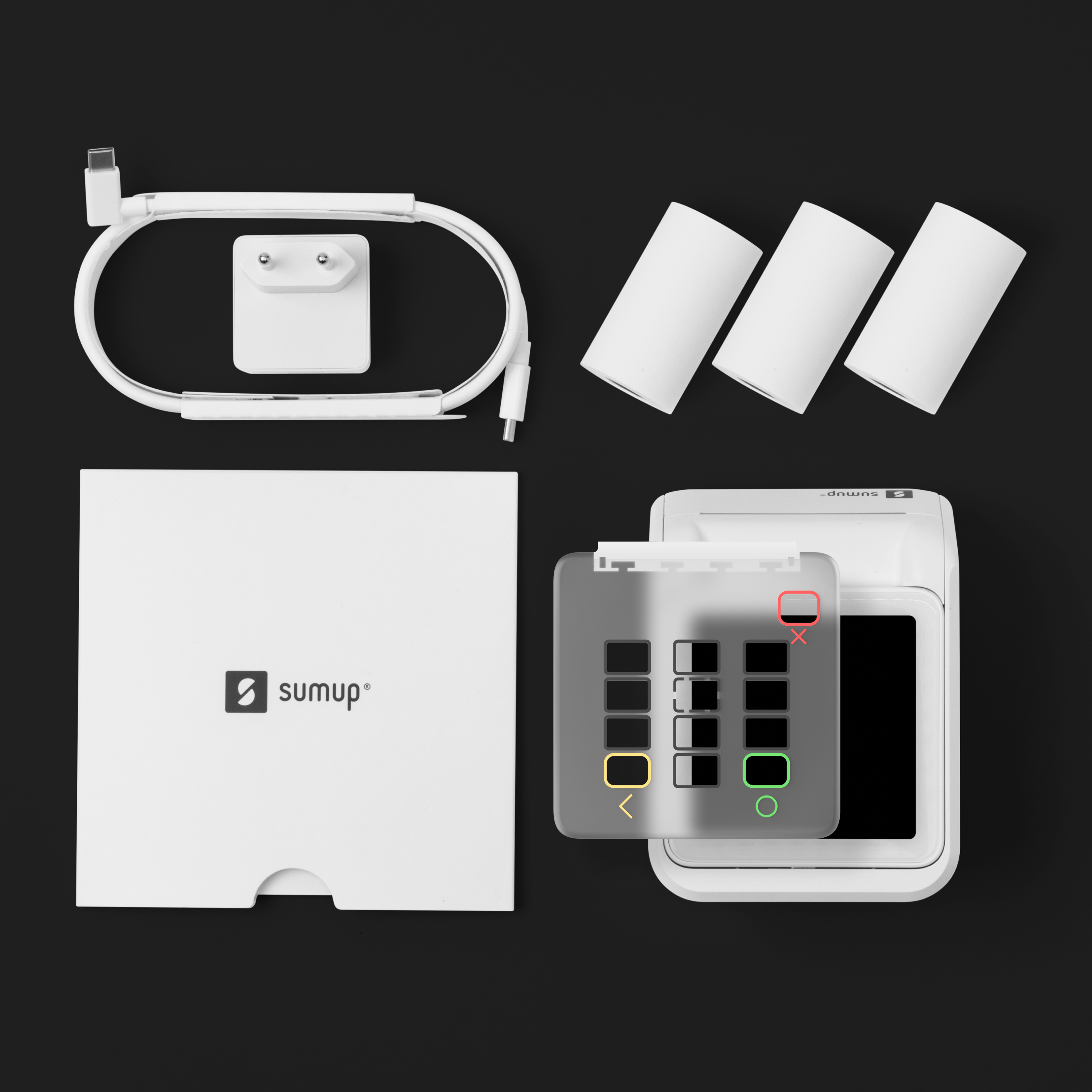 Weißer SumUp-Kartenleser, Ladegerät und Quittungen auf schwarzem Hintergrund. Der Leser hat Tastatur und Bildschirm.