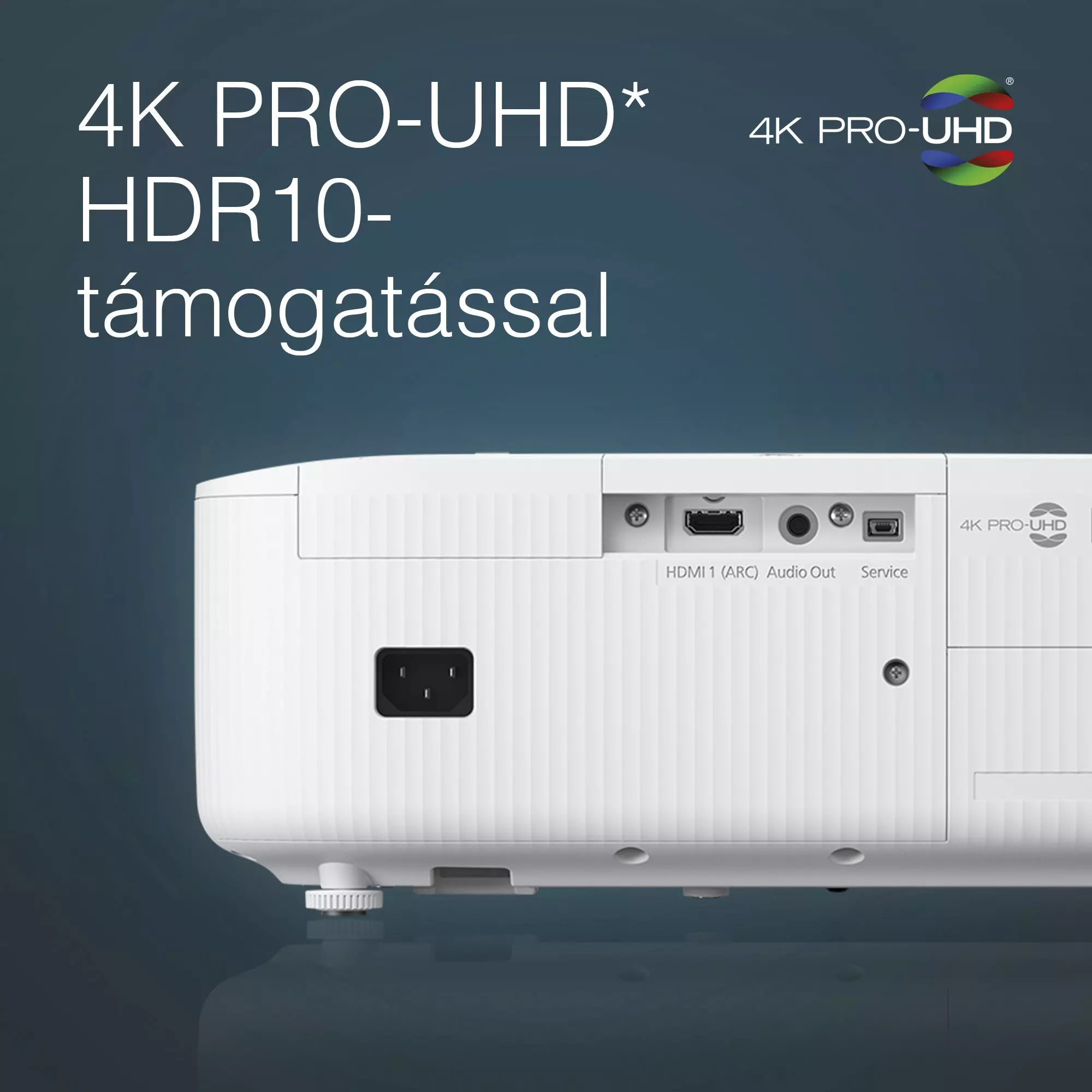 Fehér projektor, csatlakozókkal és bemenettel. Szöveg: 4K PRO-UHD, HDR10 támogatás és a márka.