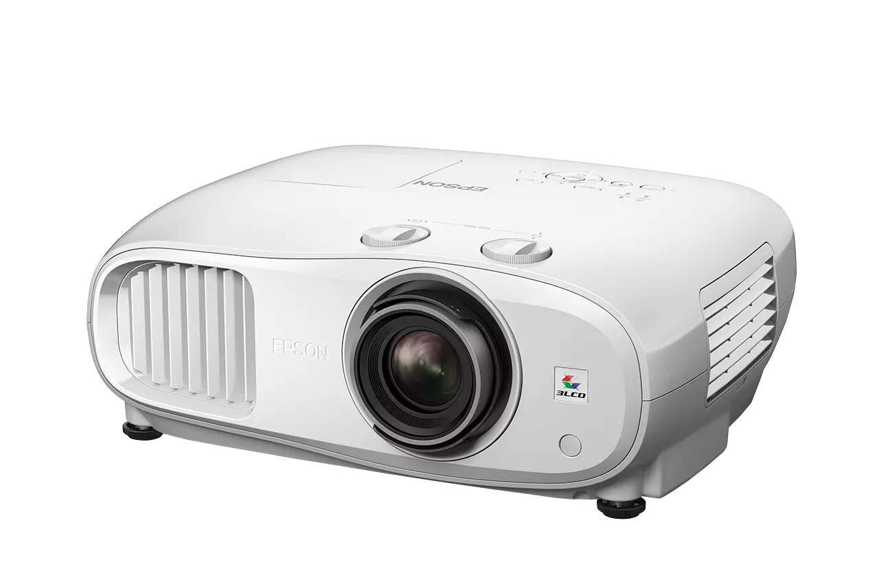 Egy fehér Epson projektor fekete háttérrel. Lencséje, szellőzőnyílásai és vezérlőgombjai vannak. Az Epson logó látható.