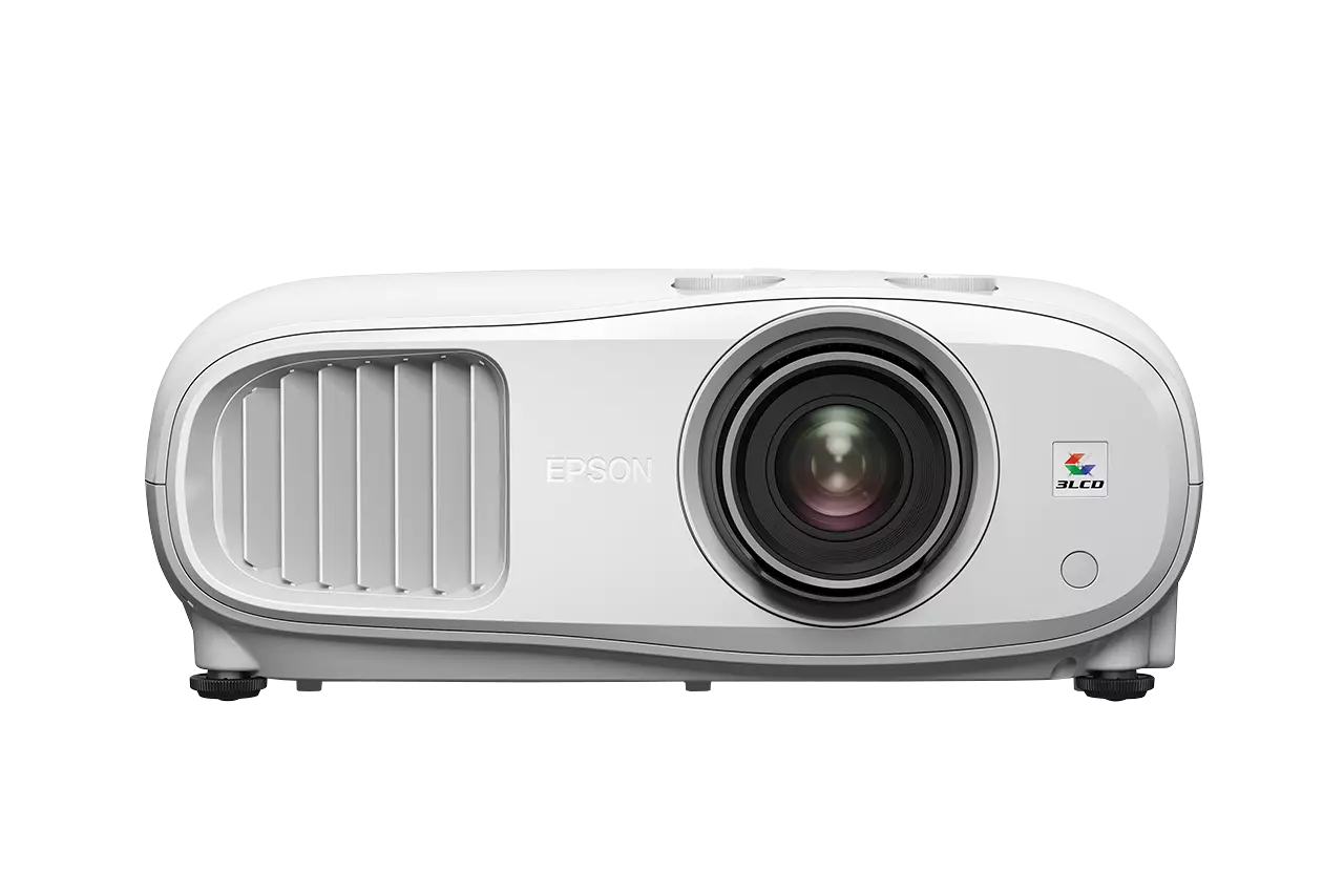 Fehér Epson projektor lencsével, szellőzéssel és 3LCD logóval, fekete háttér előtt.