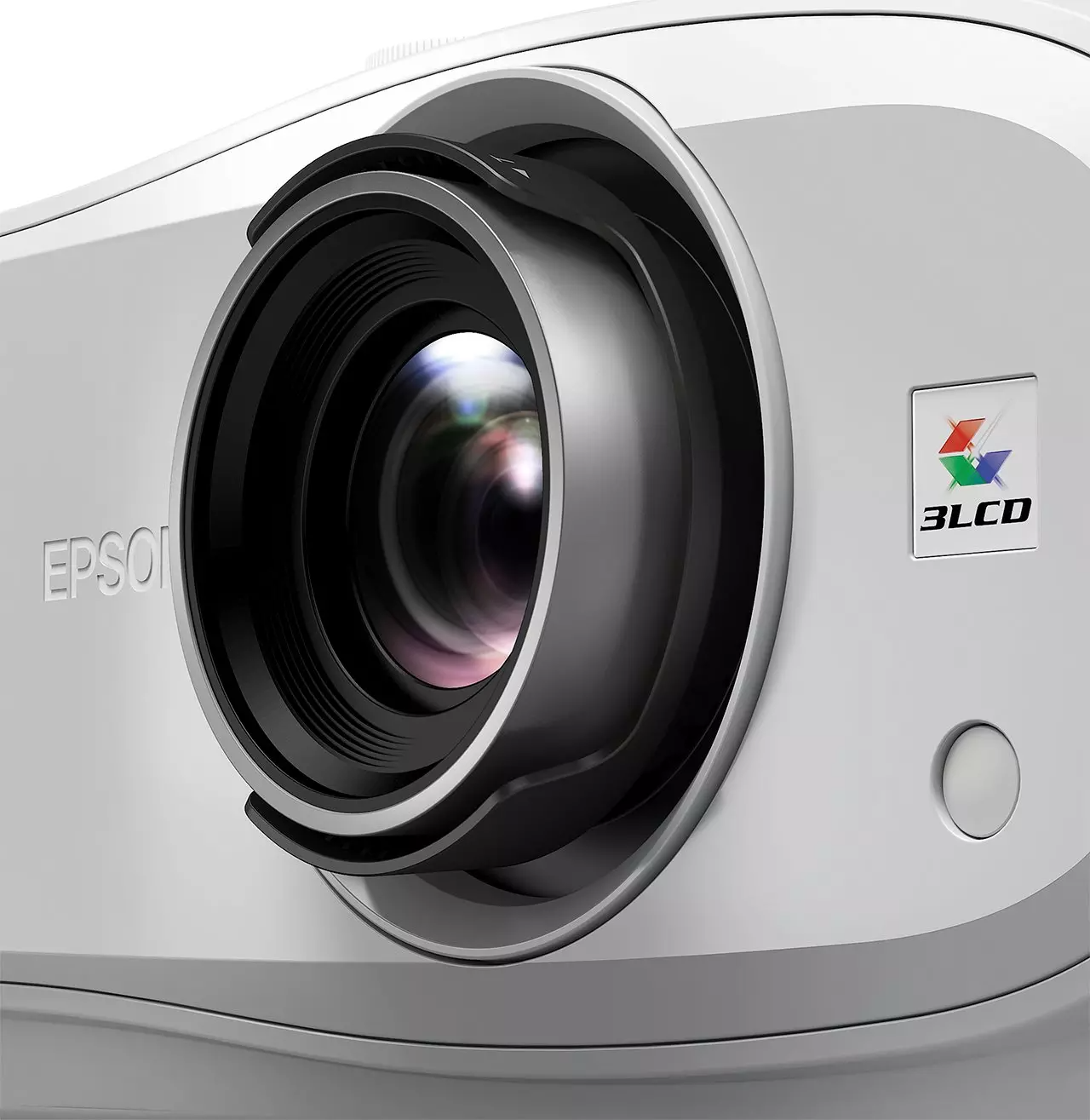 Egy fehér Epson projektor közeli képe. A lencse fekete és fényvisszaverő. Látható a 3LCD logó.
