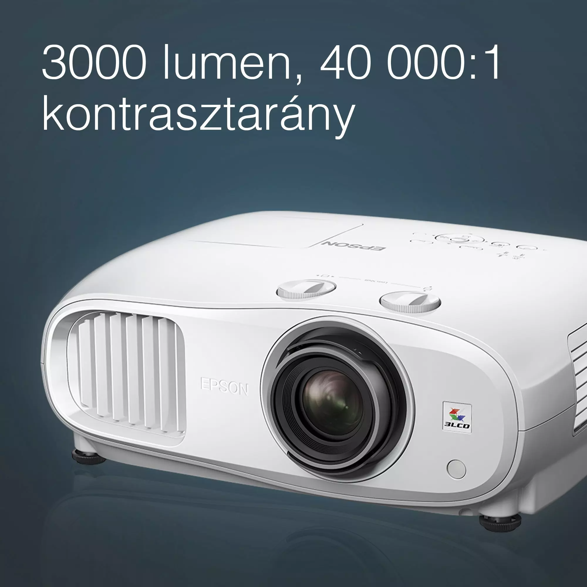 Fehér Epson projektor kék háttérben. Jellemzők: 3000 lumen, 40 000:1 kontrasztarány.