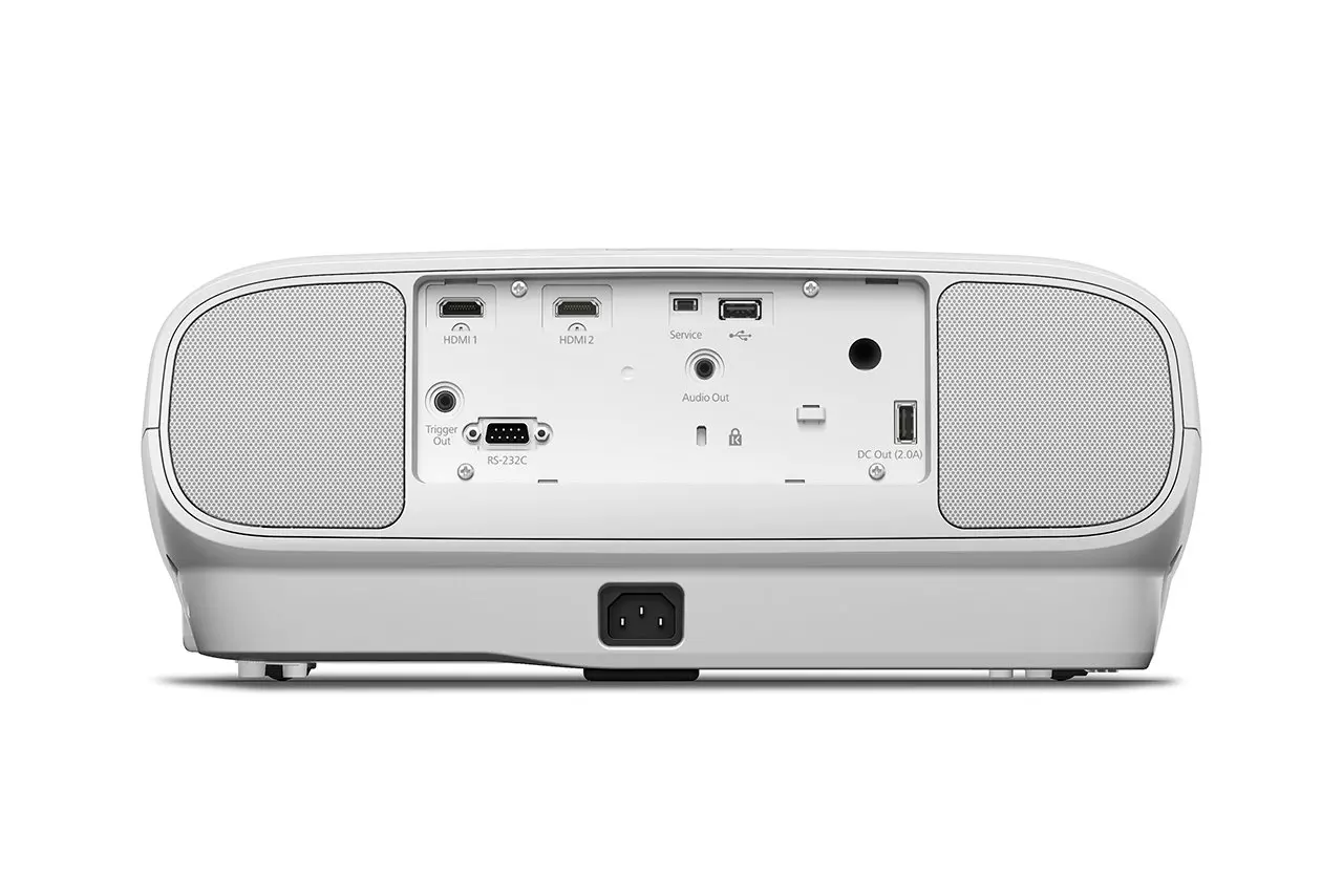 Fehér projektor hátulja hangszórórácsokkal. HDMI, USB és tápcsatlakozók, valamint különböző kimeneti lehetőségek láthatók.