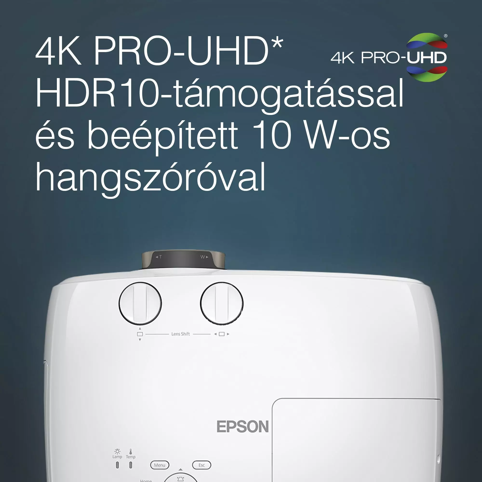 Fehér Epson projektor, 4K és HDR10 szöveggel. Kék háttér, terméklogóval.