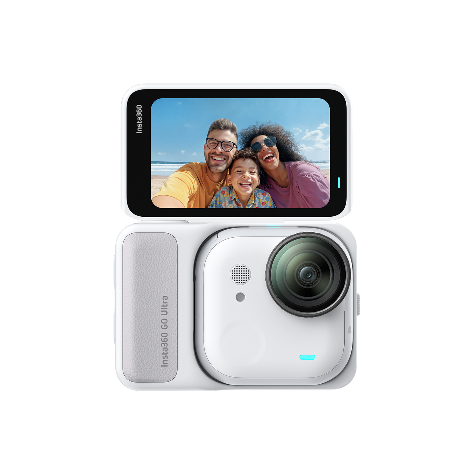 Une caméra blanche Insta360 Go Ultra avec un écran montrant un selfie de famille sur une plage. La caméra a un grand objectif et une petite lumière.