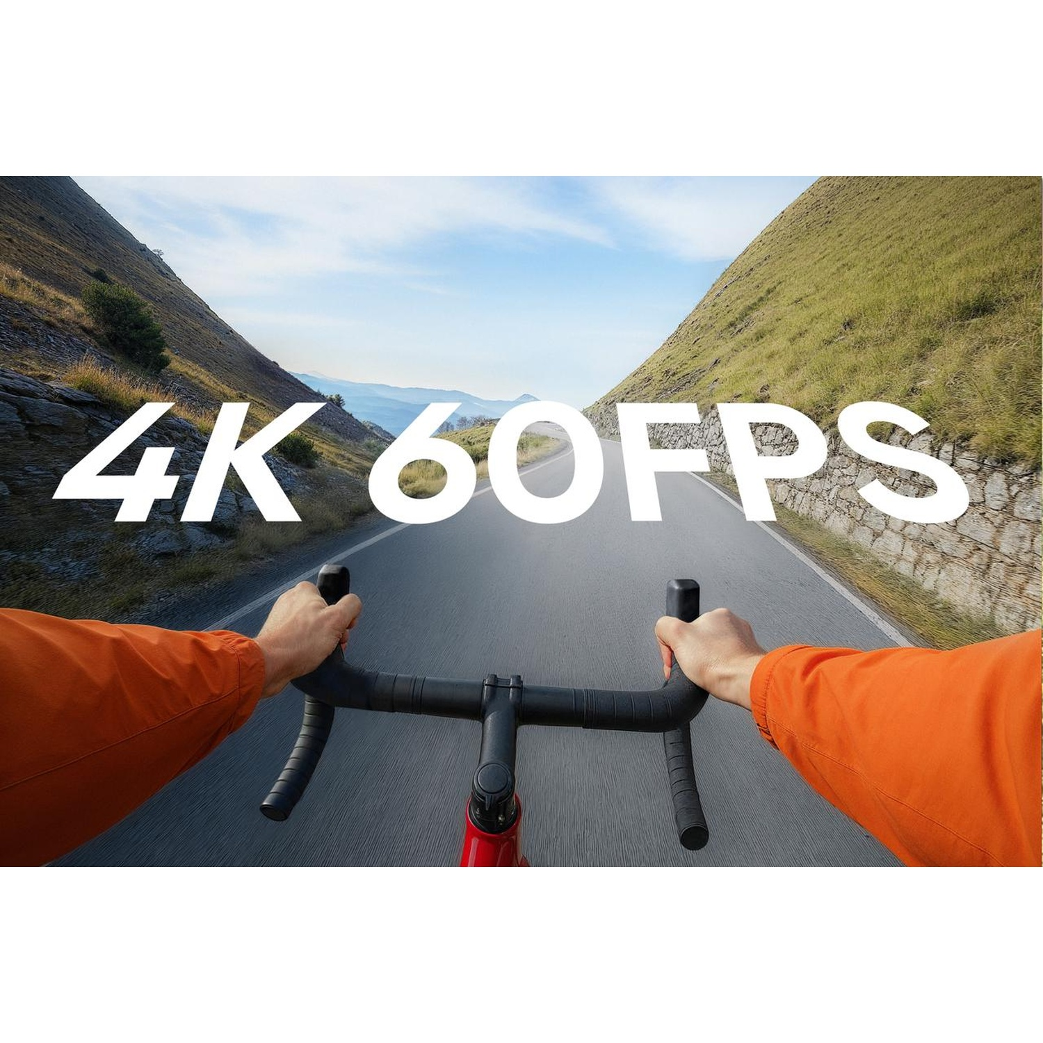 Un cycliste fait du vélo sur une route de montagne. Le texte "4K 60FPS" est superposé. Les mains tiennent le guidon avec des manches orange.