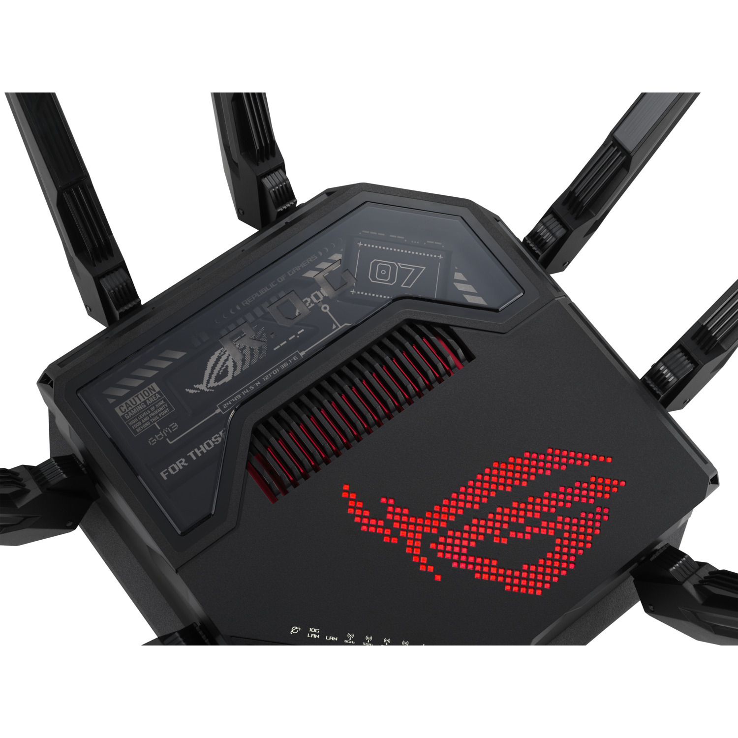Routeur noir avec des accents rouges, des antennes et le logo ROG. Comprend des étiquettes, des aérations et un panneau supérieur transparent avec le chiffre 07.