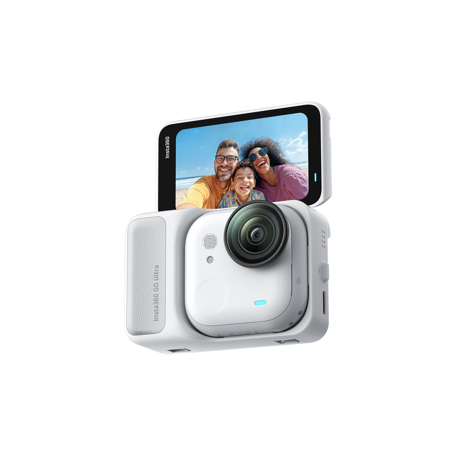 Witte Insta360 Go Ultra camera met een scherm waarop een gezin op het strand te zien is. Zwarte achtergrond.