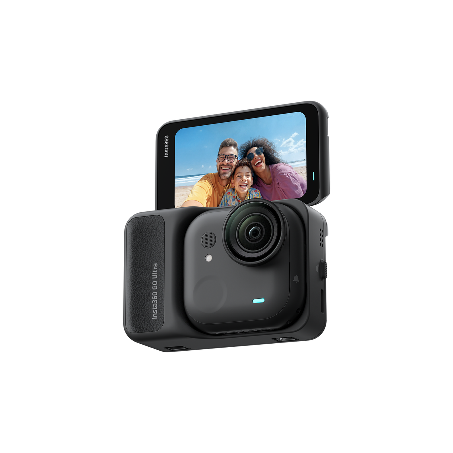 Une caméra Insta360 noire avec un écran affichant une famille à la plage. La caméra a un objectif et une petite lumière bleue.