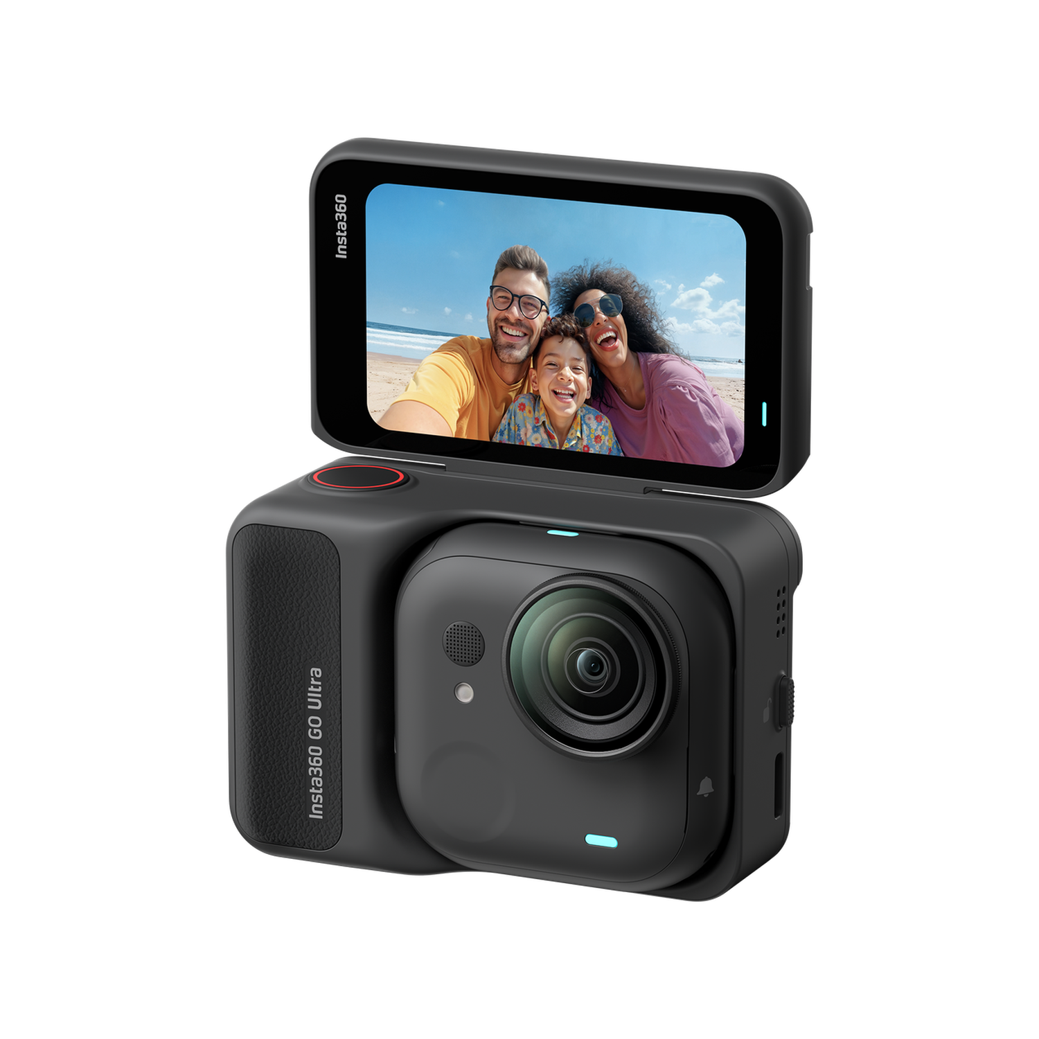 Caméra noire Insta360 Go Ultra affichant un selfie de famille à la plage. L'appareil photo a un objectif et un écran.