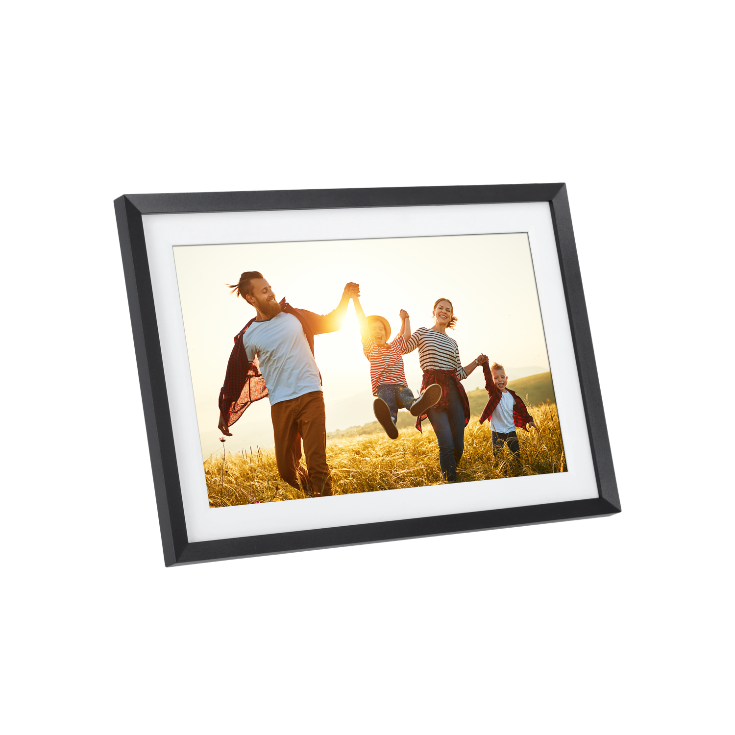 Une famille de quatre personnes se tenant la main et courant dans un champ de blé, encadrée dans une photo noire. Le soleil se couche au fond.