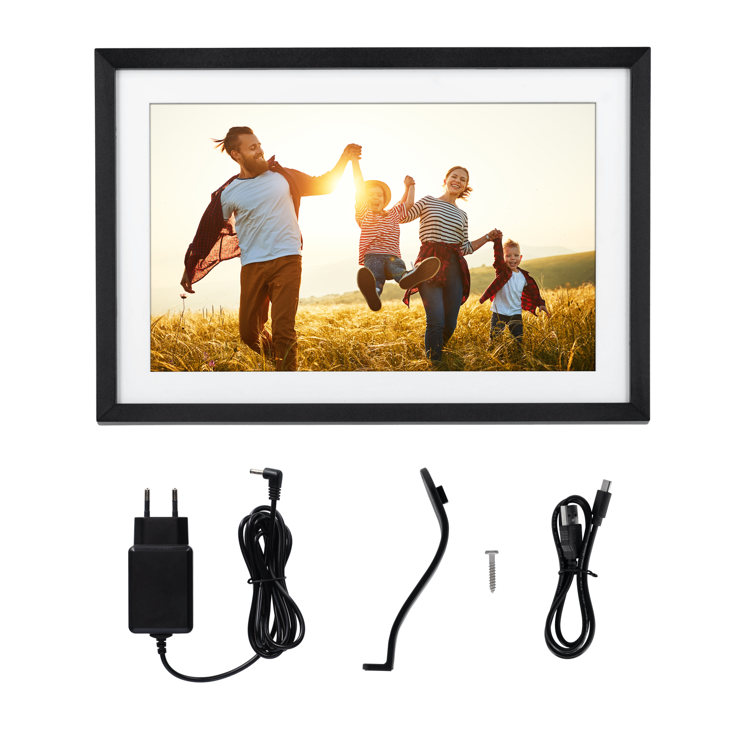 Une famille dans un cadre photo. En dessous, accessoires : adaptateur secteur, câbles, support, vis.