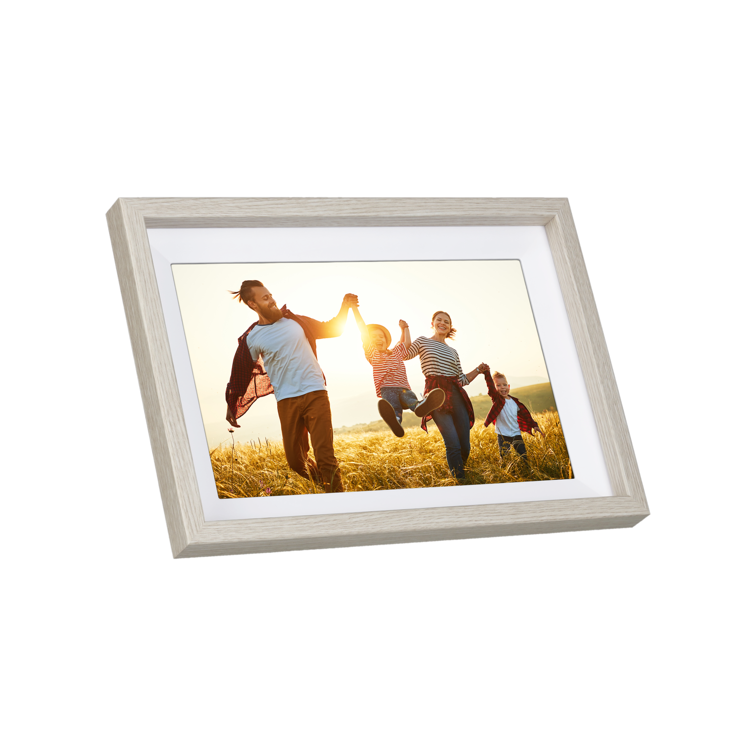 Une famille de quatre personnes court joyeusement dans un champ. L'image est encadrée dans un cadre en bois clair. Le soleil brille vivement en arrière-plan.
