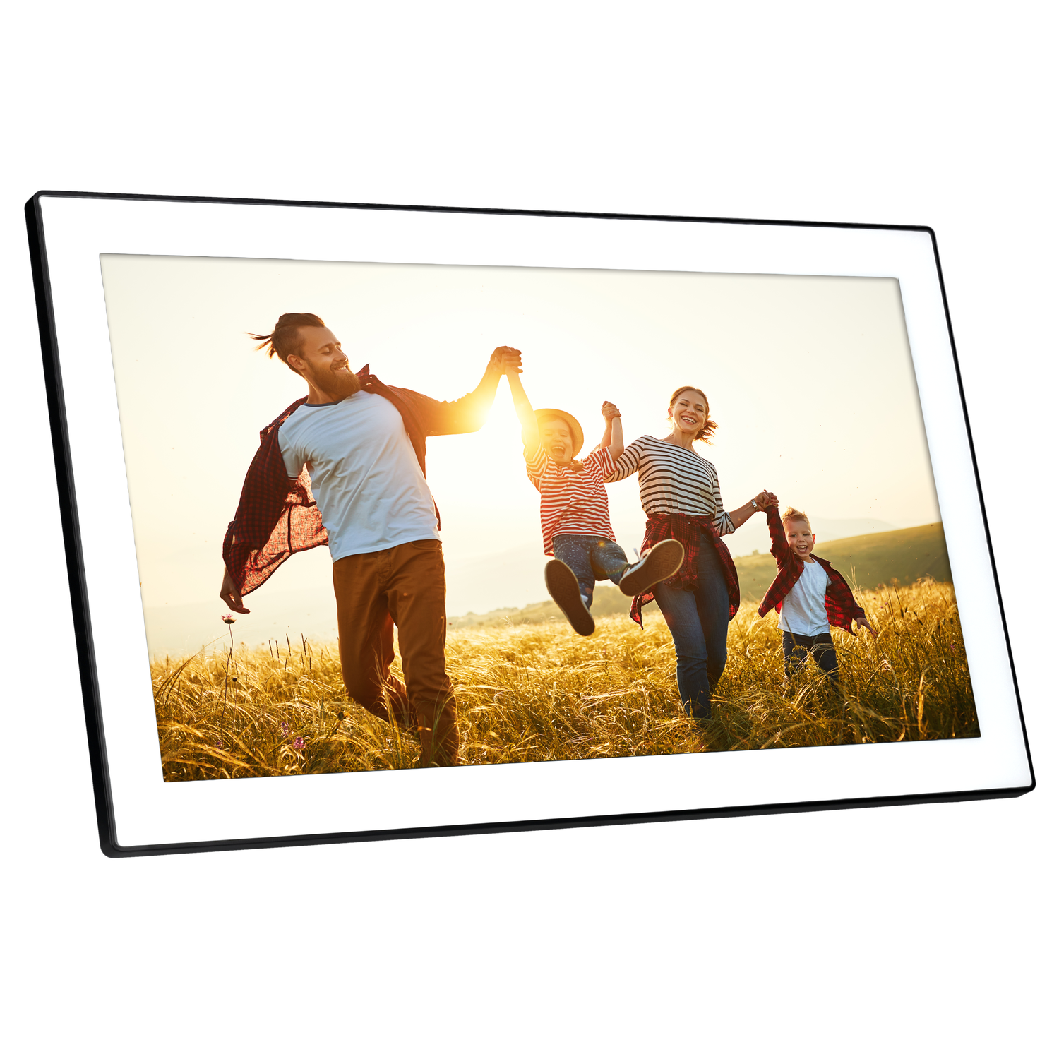 Une famille de quatre personnes se tient la main et saute joyeusement dans un champ au coucher du soleil. Ils sourient et s'amusent.