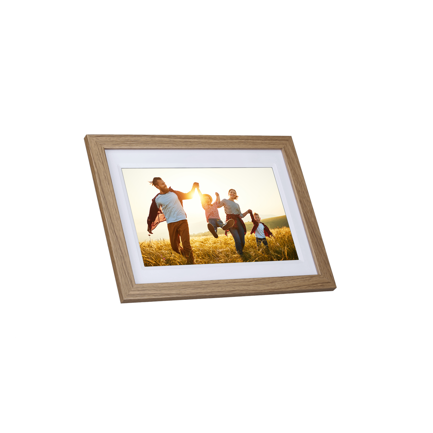 Une famille court joyeusement dans un champ dans un cadre. Le soleil se couche en arrière-plan. Un cadre en bois abrite l'image.