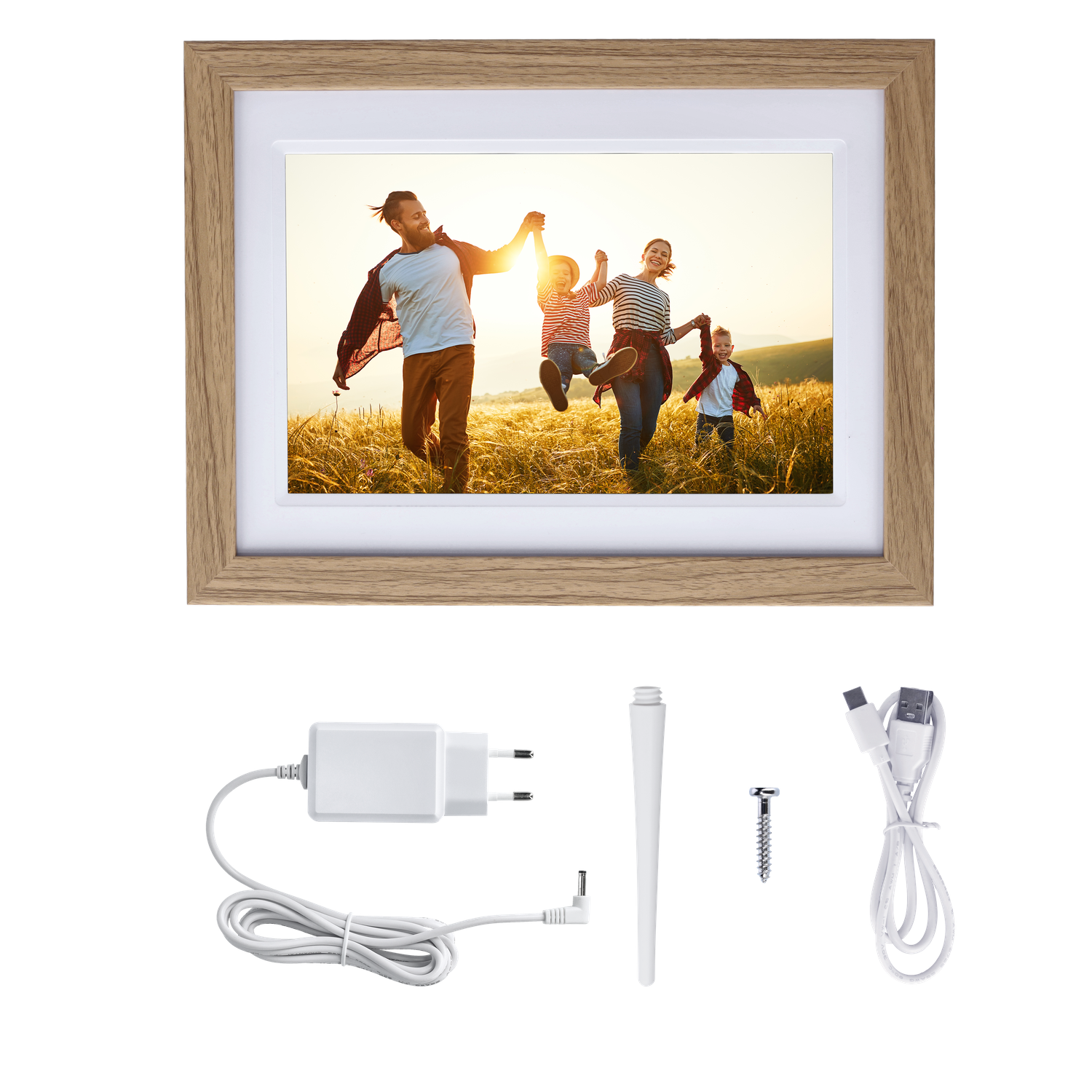 Cadre photo numérique avec photo de famille, accessoires en dessous : chargeur, vis, support blanc et câble, sur fond noir.