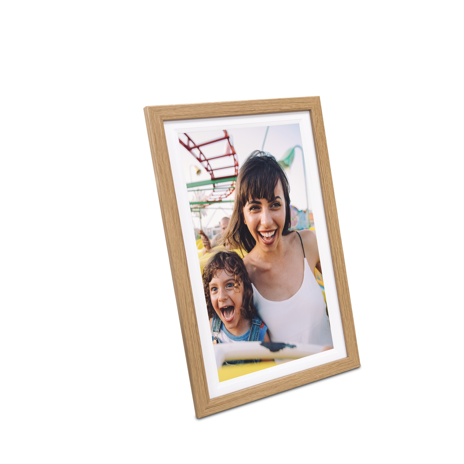 Photo encadrée en bois d'une femme et d'un enfant souriant largement. Ils sont sur un manège dans un parc d'attractions. L'arrière-plan est flou.