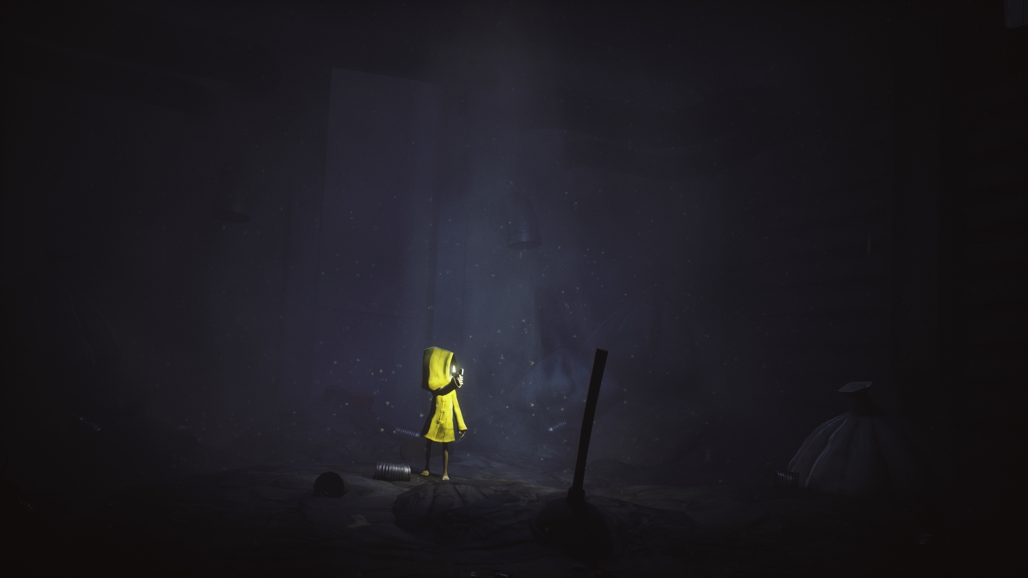 Un bambino con un cappotto giallo tiene una luce in una stanza buia e sporca. Un pistone e detriti sono sul pavimento. Scena cupa.