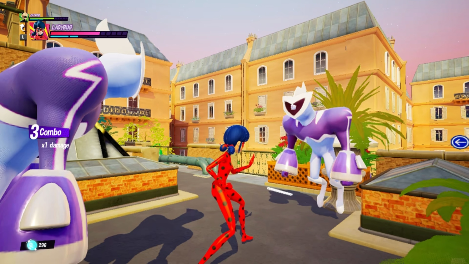 Ladybug im roten Anzug kämpft gegen einen lila Roboter in einer Stadt. Gebäude sind im Hintergrund. Spielelemente sind sichtbar.
