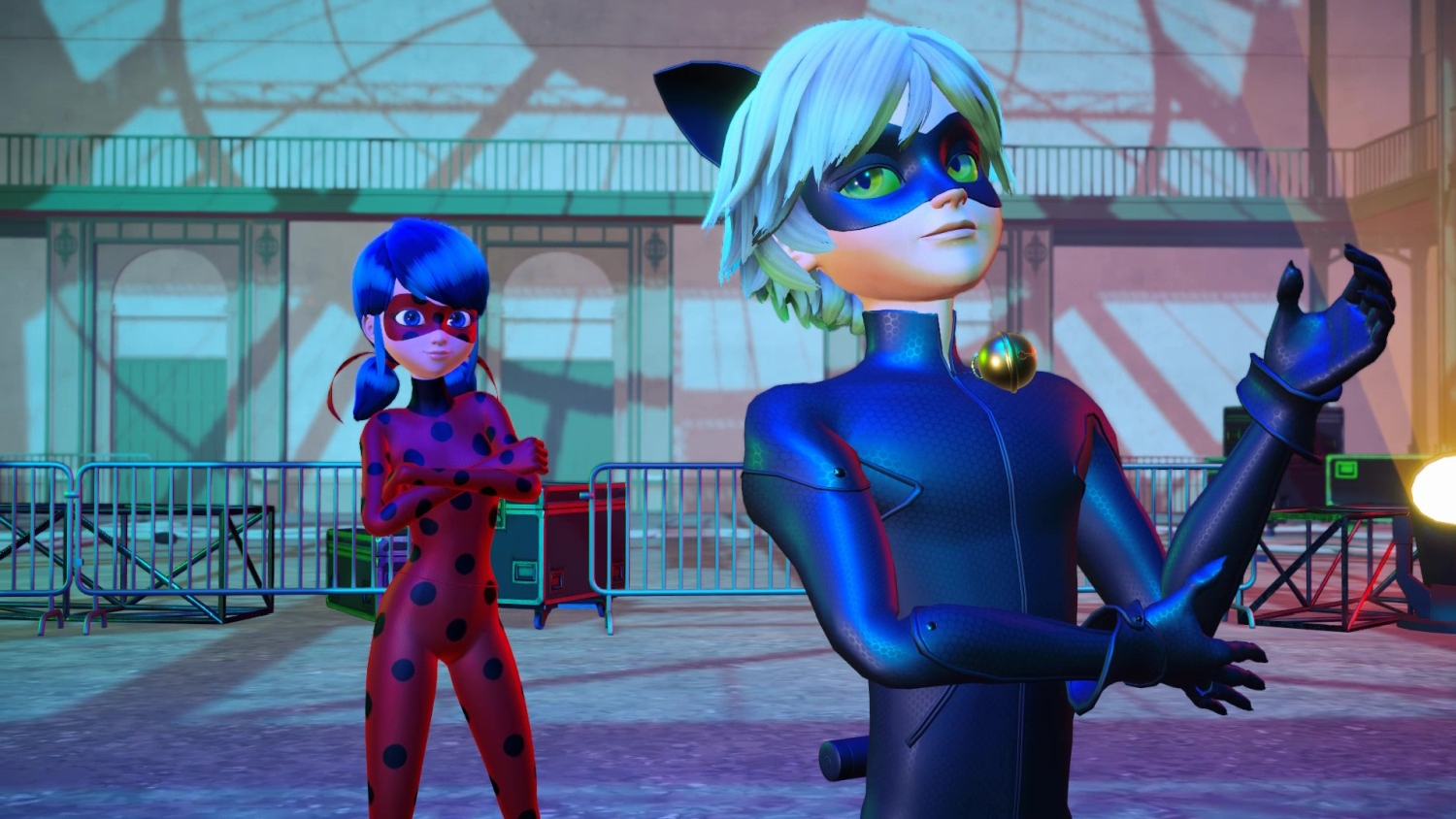 Miraculous-Figuren Ladybug und Cat Noir stehen zusammen. Ladybug im roten Anzug, Cat Noir im schwarzen Anzug, beide maskiert.