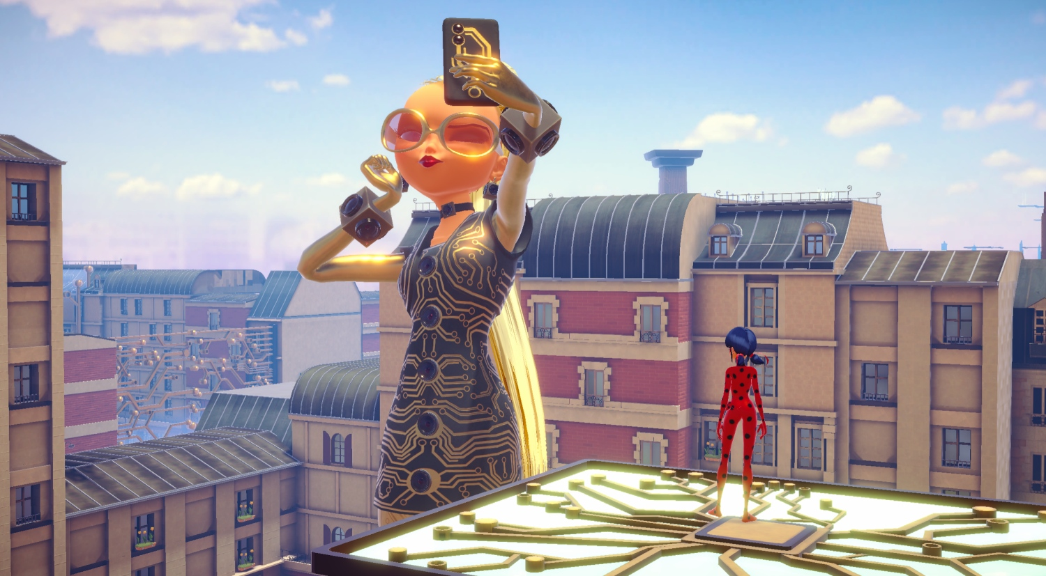 Eine goldene Roboterfrau macht ein Selfie. Marienkäfer steht in der Nähe auf einer Plattform mit Blick auf eine Stadt.