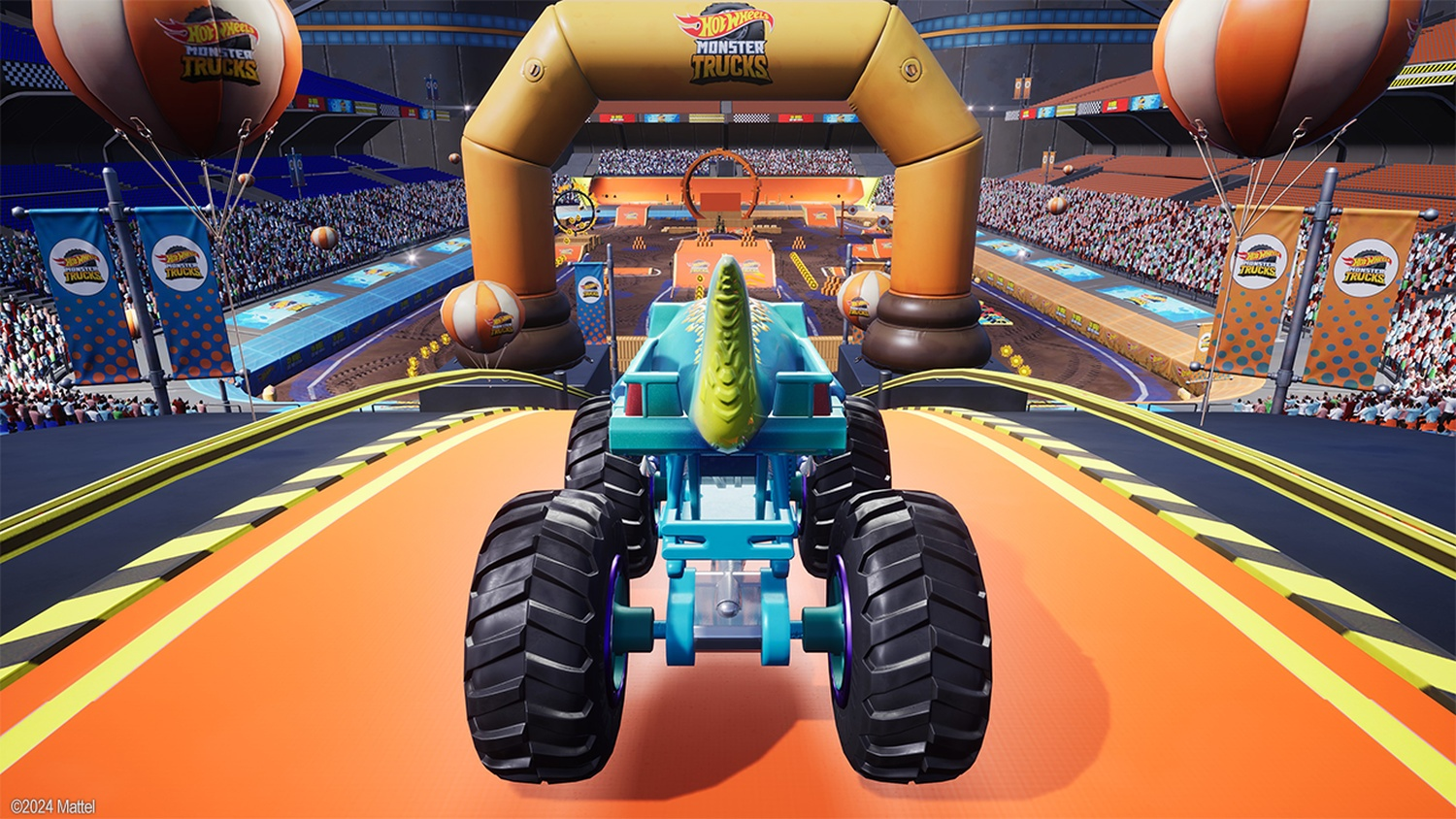 Ein Monstertruck mit Dinosaurier-Design fährt auf einer orangefarbenen Strecke. Im Hintergrund sieht man ein Stadion mit Zuschauern, Bannern und Ballons.