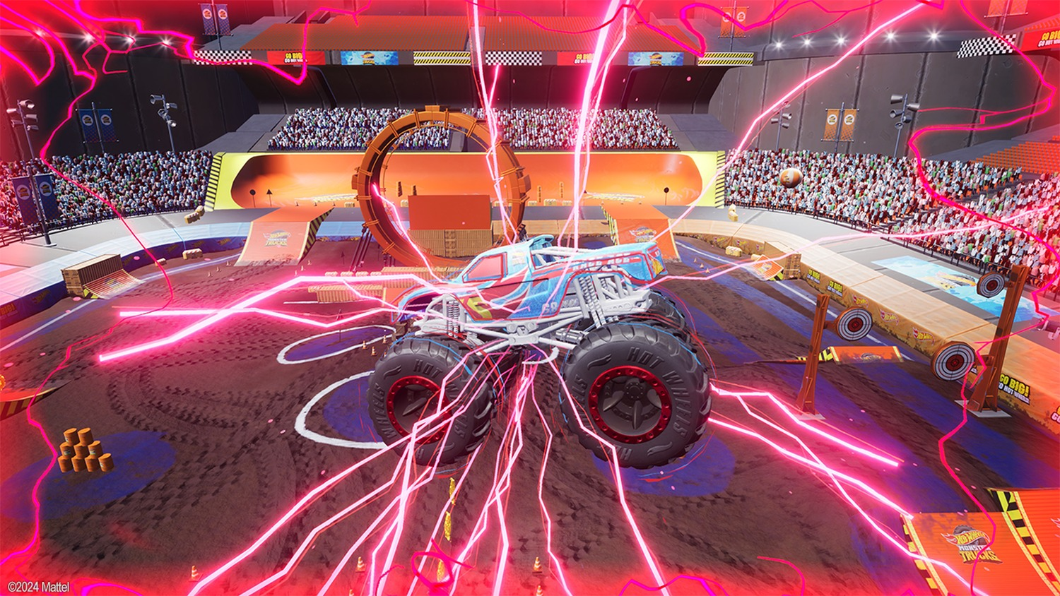 Ein Monstertruck in einer Arena, umgeben von pinkfarbenen Blitzeffekten. Rampen, eine Schleife und Zuschauer füllen den Hintergrund.