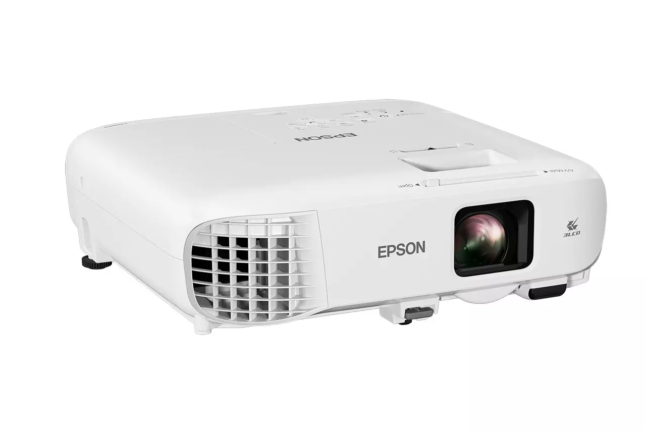 Fehér Epson projektor fehér háttéren. Van rajta lencse, szellőzőnyílás és az Epson logója.