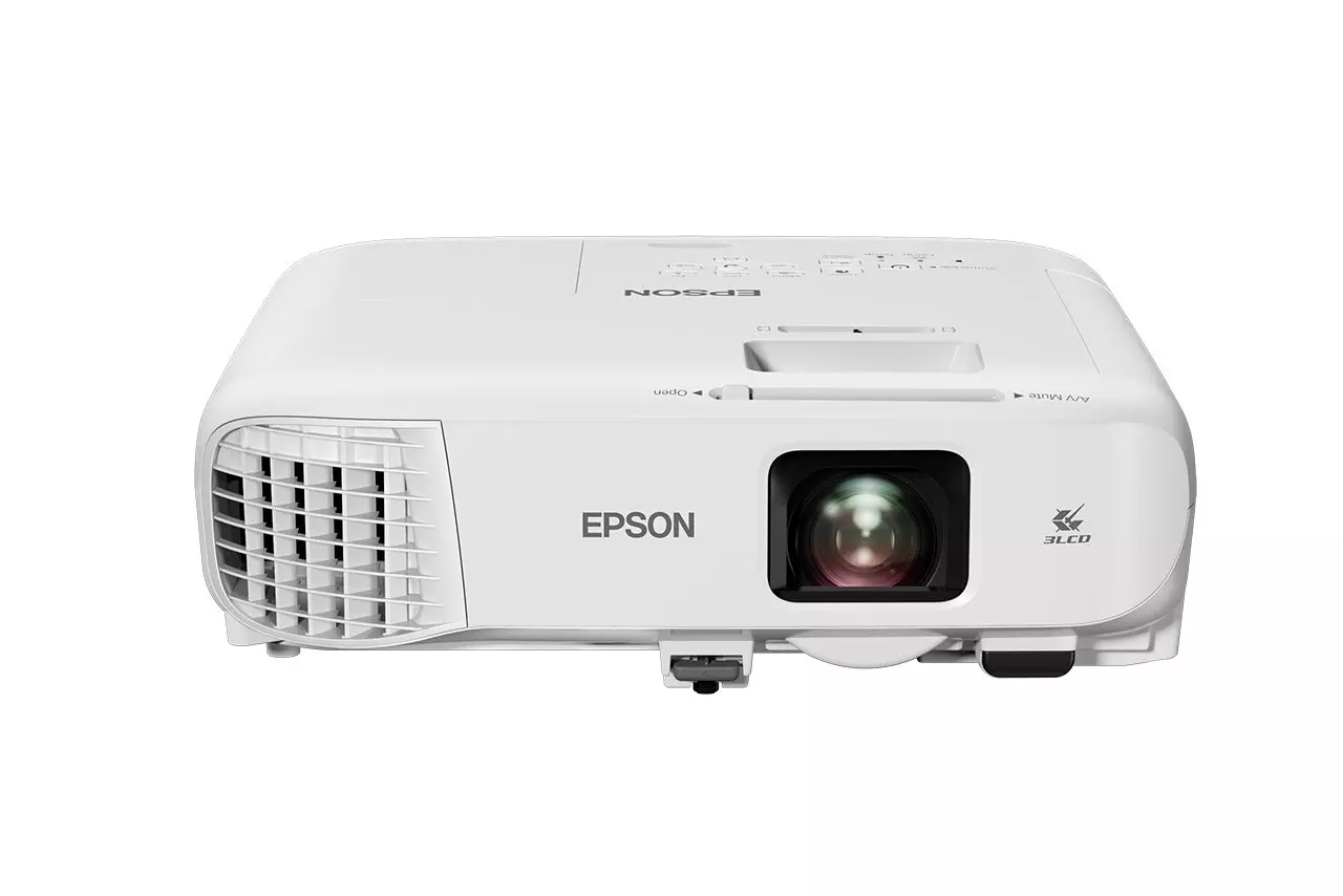 Fehér Epson projektor fehér háttéren. Lencséje, szellőzőnyílásai és az Epson logója látható.