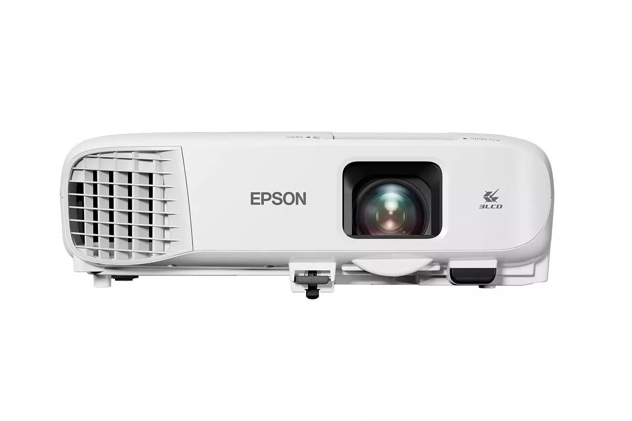 Egy fehér Epson projektor fehér háttéren. A projektor lencsével, szellőzőráccsal és az Epson logóval rendelkezik.