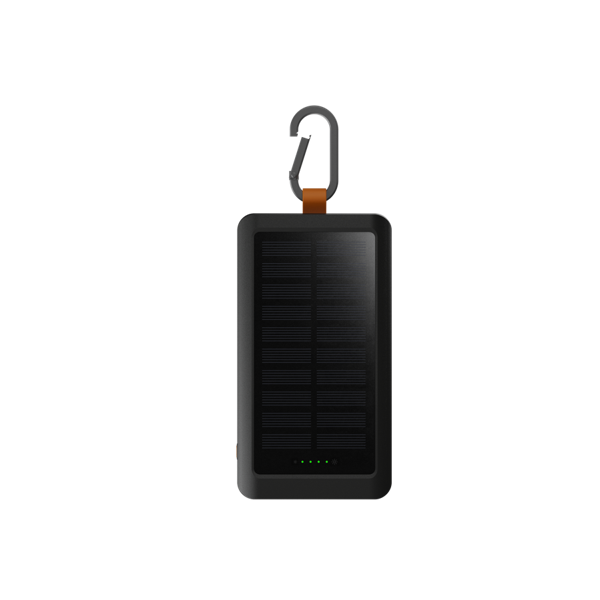 Un cargador solar rectangular negro con un gancho de metal y correa marrón. Luces verdes indican energía. Fondo negro.