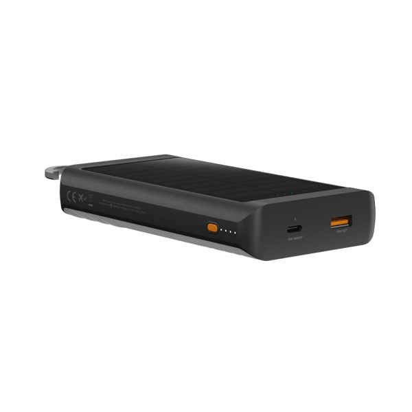 Un banco de energía solar negro. Tiene un panel solar en la parte superior y puertos USB en el lateral. Botón de encendido naranja visible.