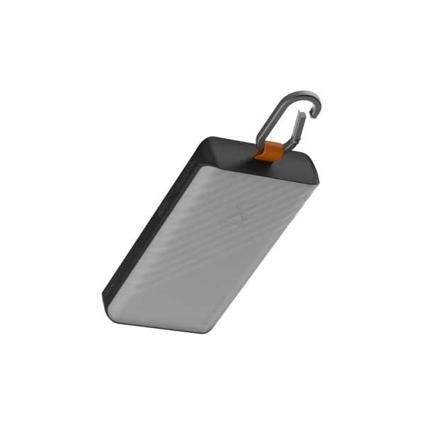 Un dispositivo rectangular gris con borde negro, correa naranja y mosquetón plateado. El fondo es negro.