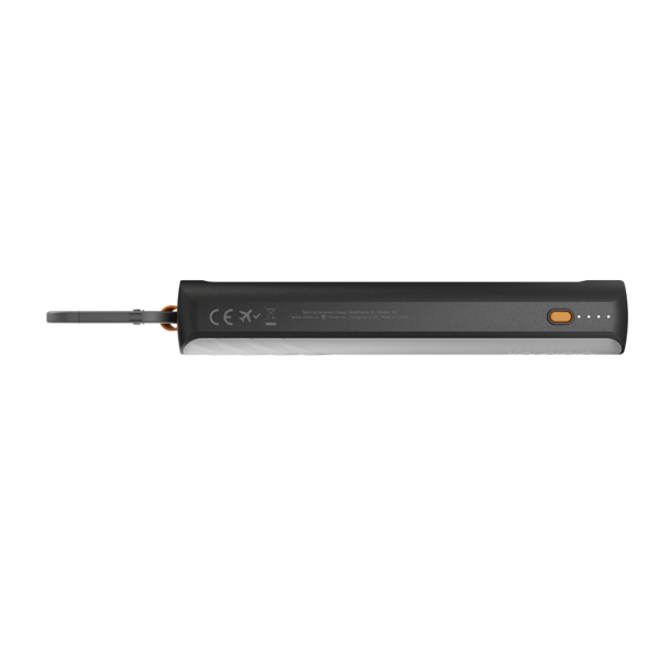 Un dispositivo rectangular negro con un botón naranja y luces indicadoras. Tiene un cordón y un logotipo.