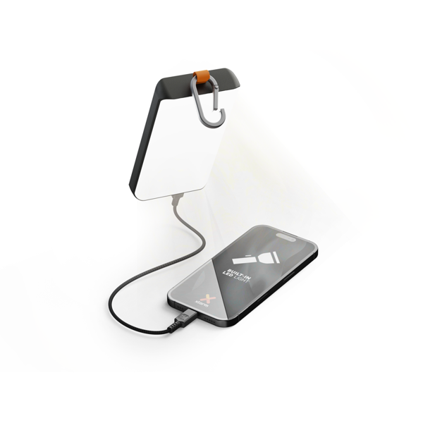 Un teléfono está conectado a una fuente de luz mediante un cable. El teléfono muestra un icono de linterna. La fuente de luz tiene un gancho.